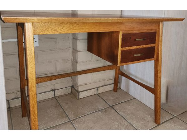 ~/upload/Lots/116220/AdditionalPhotos/kvtr6lzhayz5u/1 light brown desk_t600x450.jpg